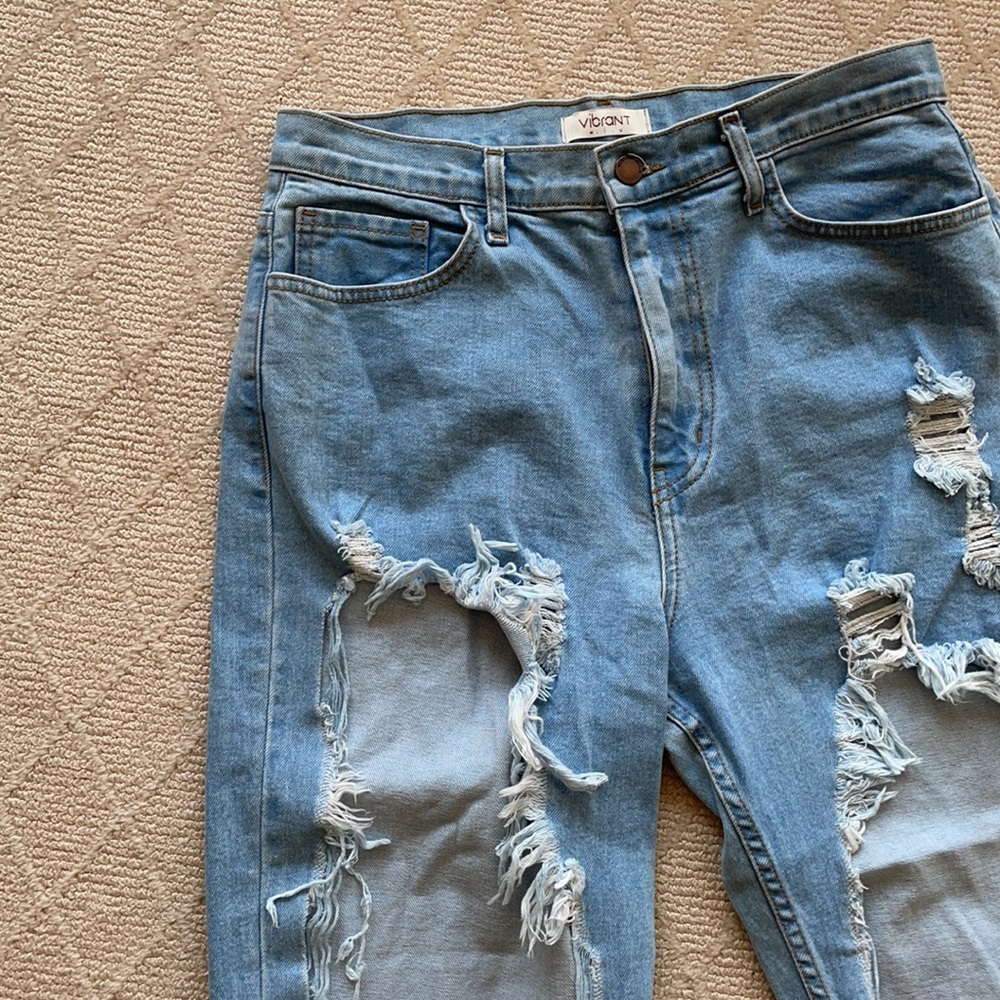 Distressed denim - Picture 2 of 3